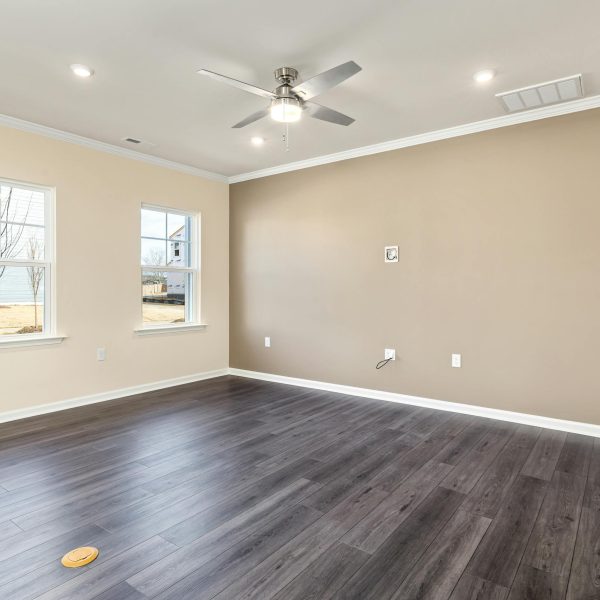 salon vide avec parquet